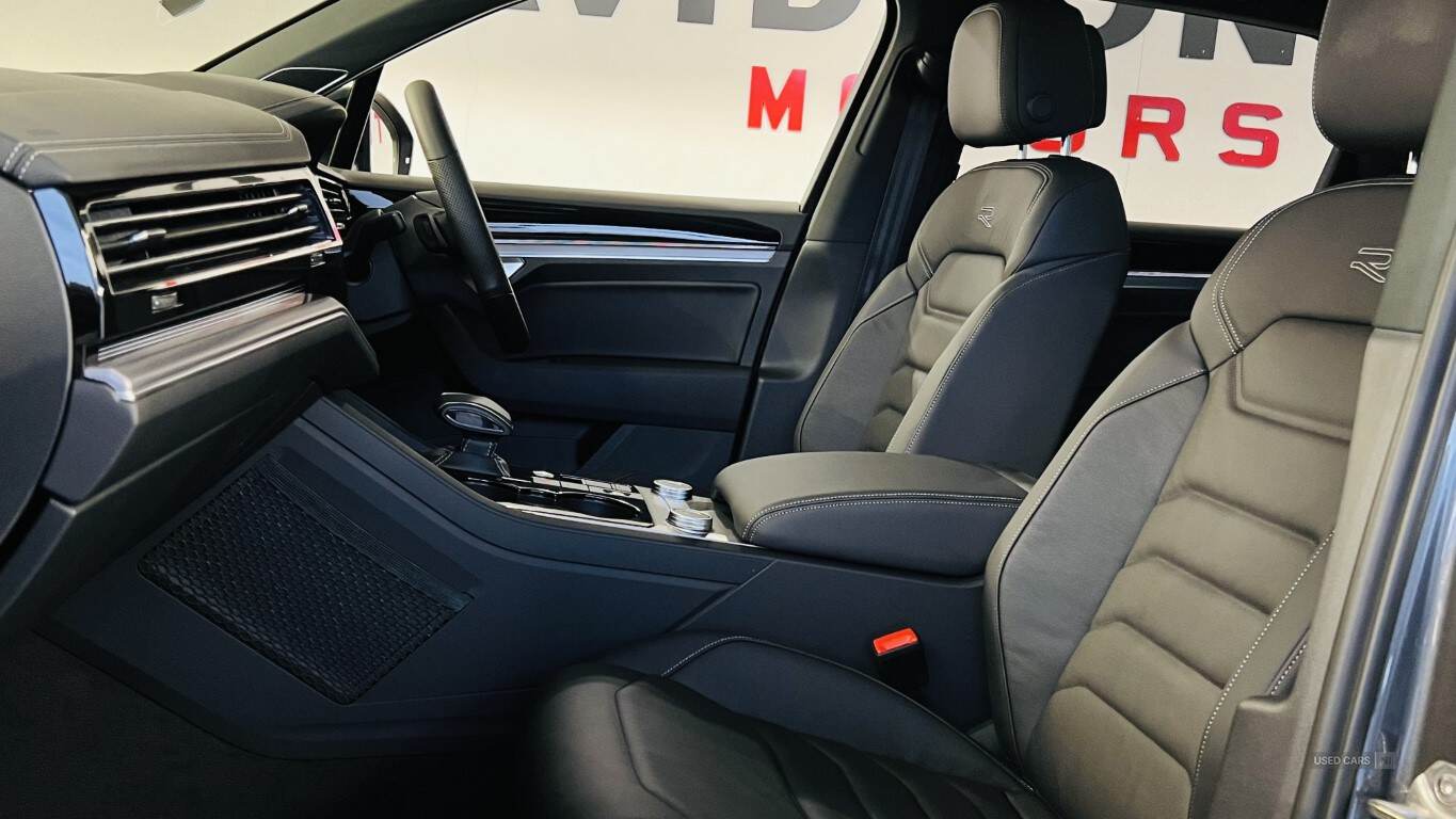 2022 Volkswagen Touareg Black Edition
