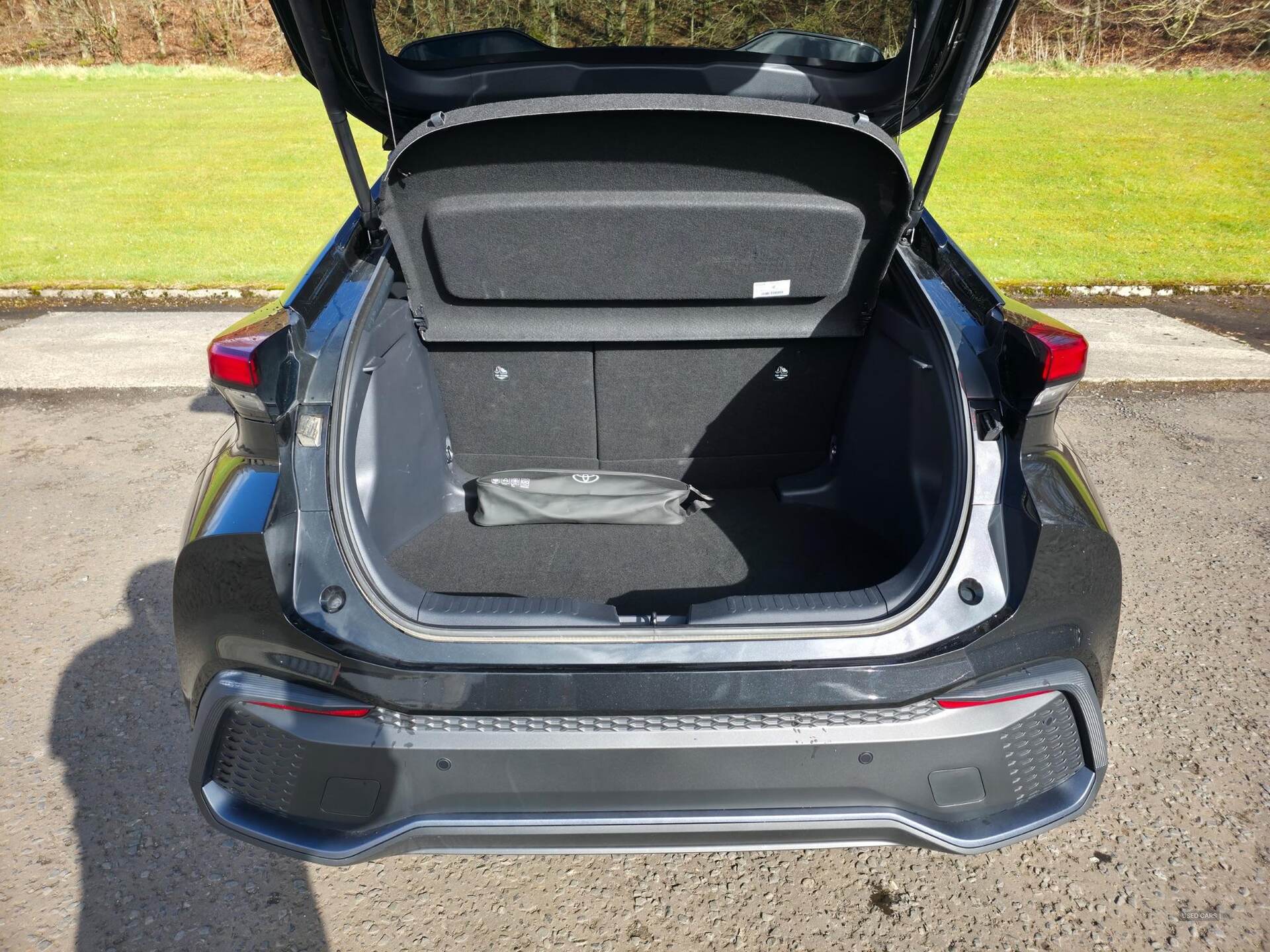 Dec 2023 Toyota C-HR 1.8 Hybrid Design 5dr CVT