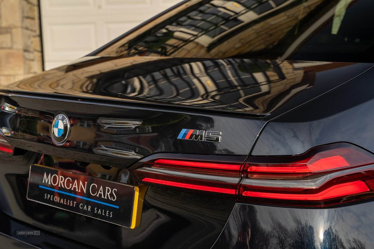  2024 BMW M5 4.4 22.1kWh Saloon 4dr Petrol Plug-in Hybrid Steptronic xDrive Euro 6 (s/s) (727 ps)