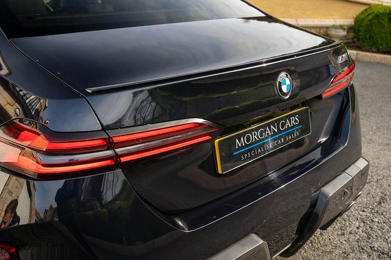  2024 BMW M5 4.4 22.1kWh Saloon 4dr Petrol Plug-in Hybrid Steptronic xDrive Euro 6 (s/s) (727 ps)