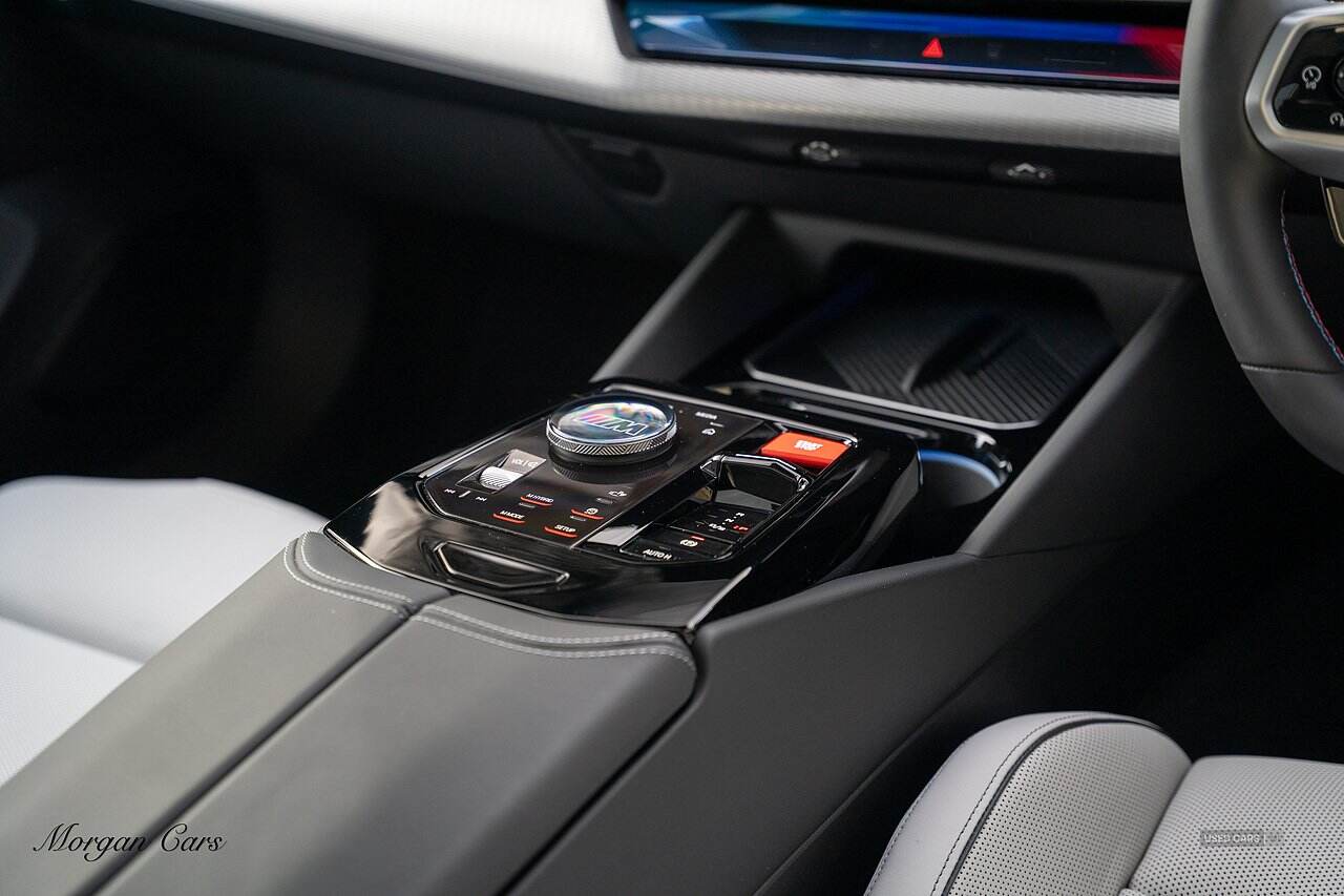  2024 BMW M5 4.4 22.1kWh Saloon 4dr Petrol Plug-in Hybrid Steptronic xDrive Euro 6 (s/s) (727 ps)