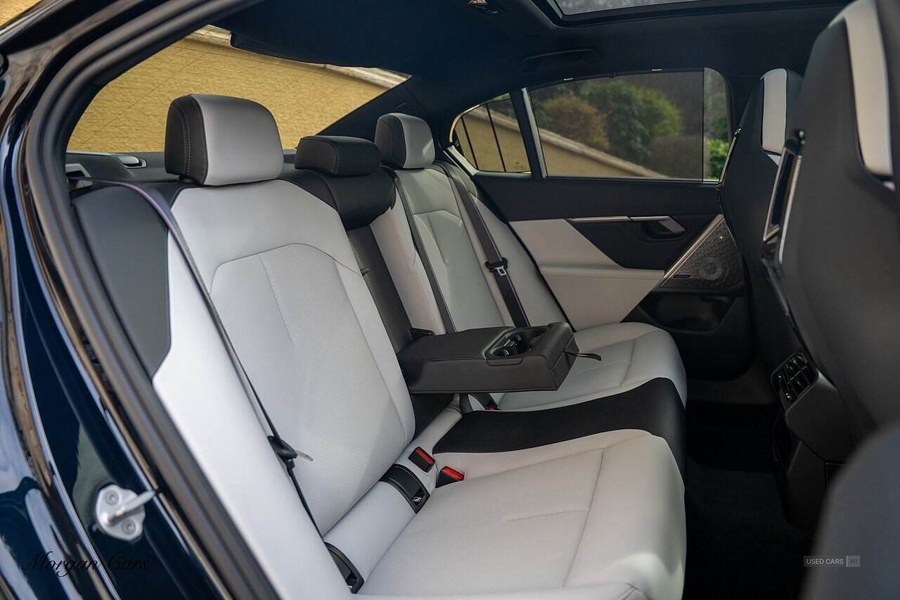  2024 BMW M5 4.4 22.1kWh Saloon 4dr Petrol Plug-in Hybrid Steptronic xDrive Euro 6 (s/s) (727 ps)