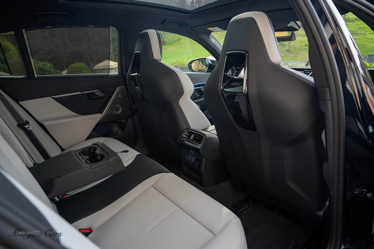  2024 BMW M5 4.4 22.1kWh Saloon 4dr Petrol Plug-in Hybrid Steptronic xDrive Euro 6 (s/s) (727 ps)