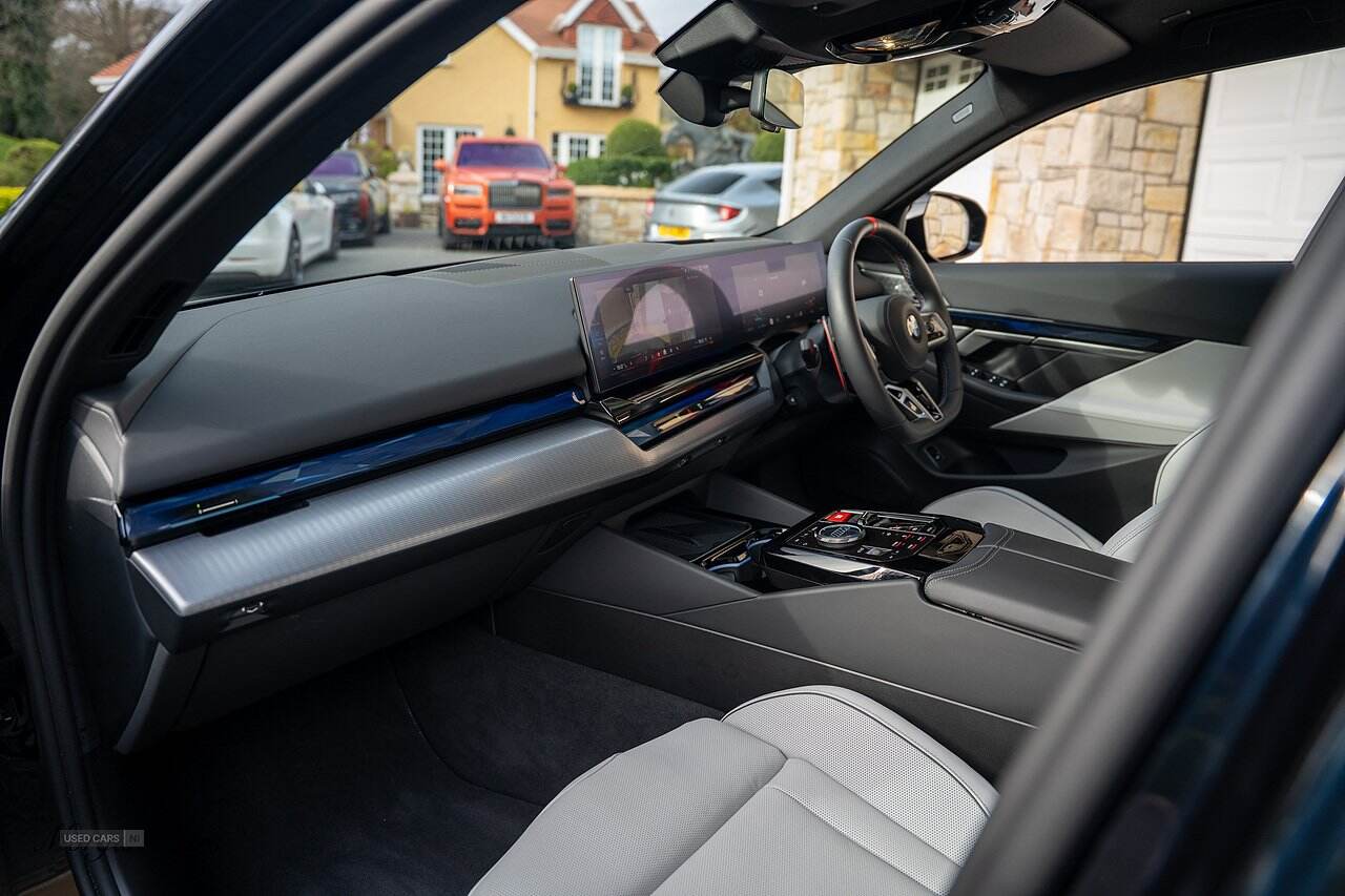  2024 BMW M5 4.4 22.1kWh Saloon 4dr Petrol Plug-in Hybrid Steptronic xDrive Euro 6 (s/s) (727 ps)