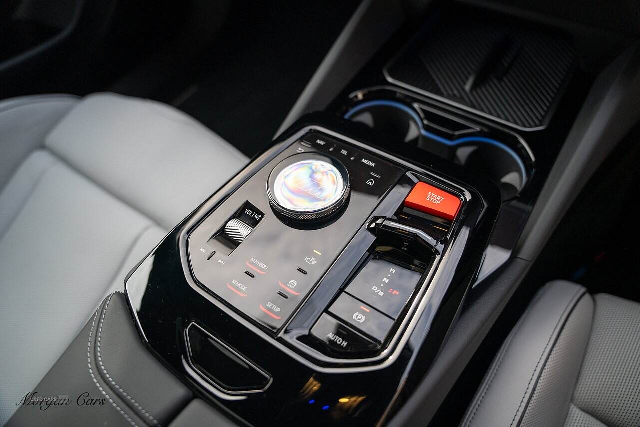  2024 BMW M5 4.4 22.1kWh Saloon 4dr Petrol Plug-in Hybrid Steptronic xDrive Euro 6 (s/s) (727 ps)