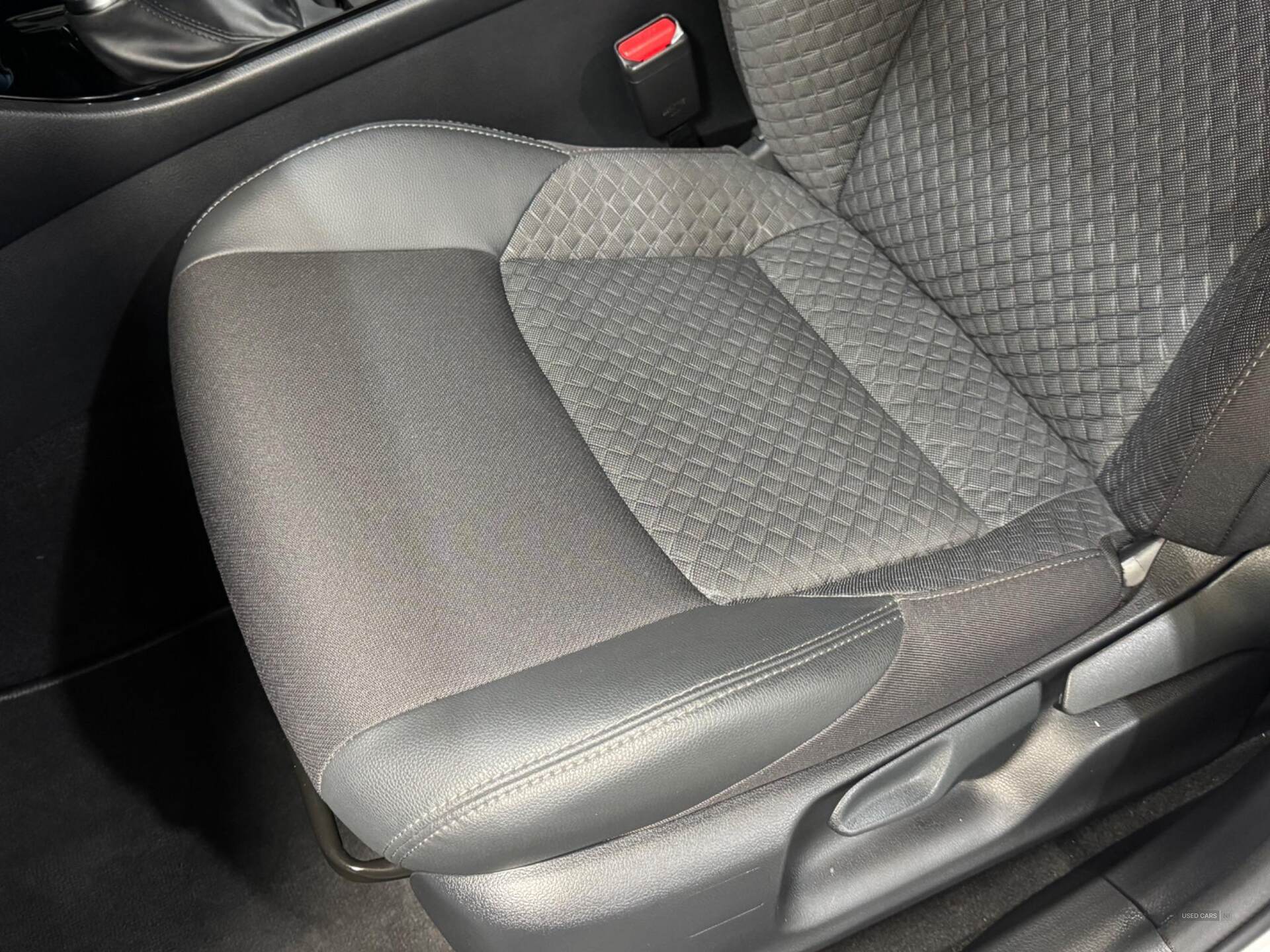 Feb 2023 Toyota C-HR 1.8 Hybrid Design 5dr CVT