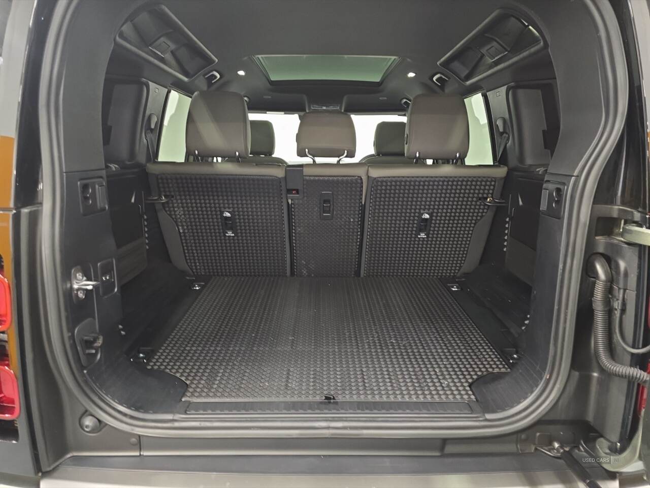 Oct 2022 Land Rover Defender 3.0 D250 X-Dynamic SE 110 5dr Auto