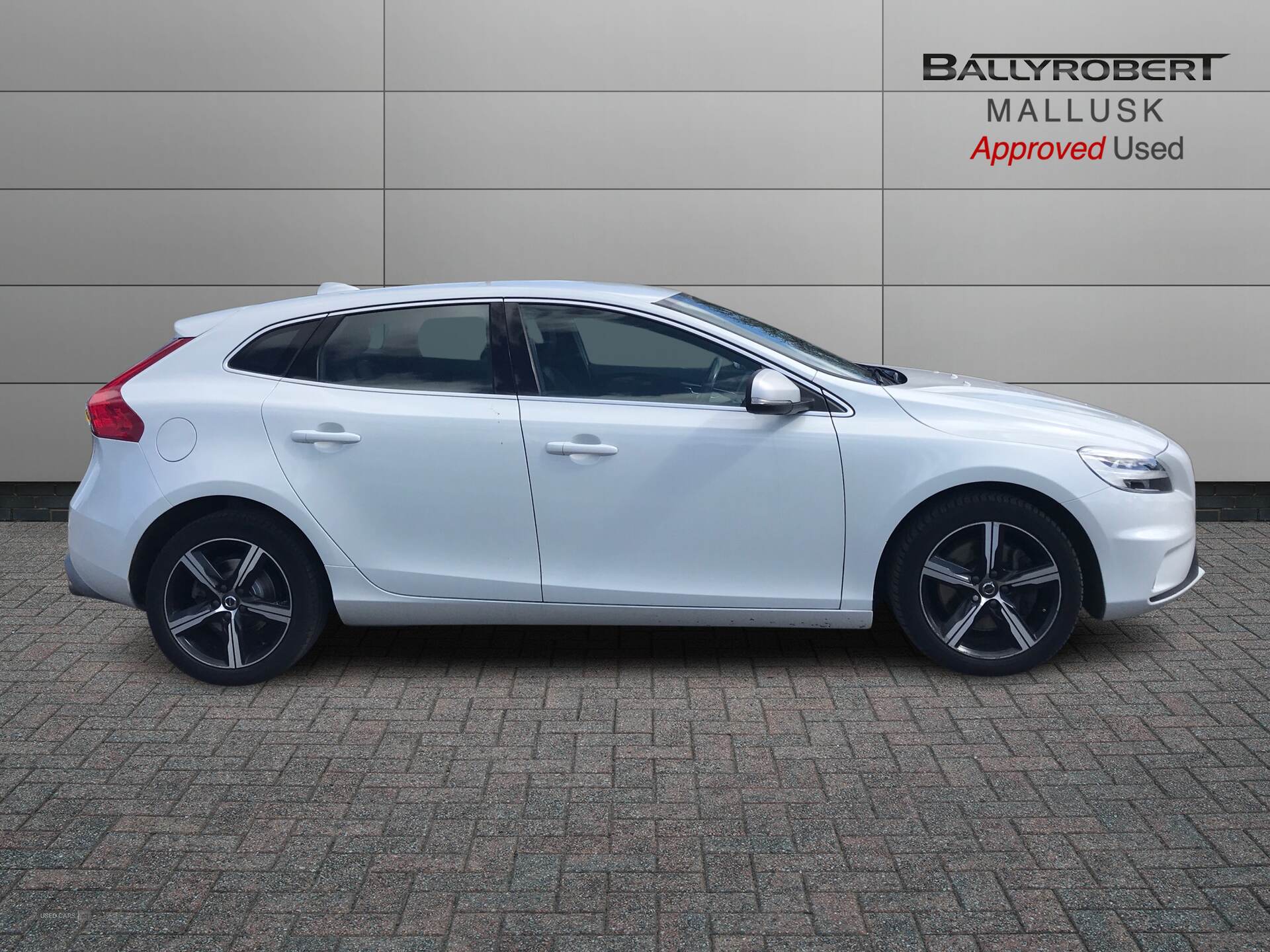 Sep 2018 Volvo V40 T2 [122] R DESIGN Nav Plus 5dr Geartronic