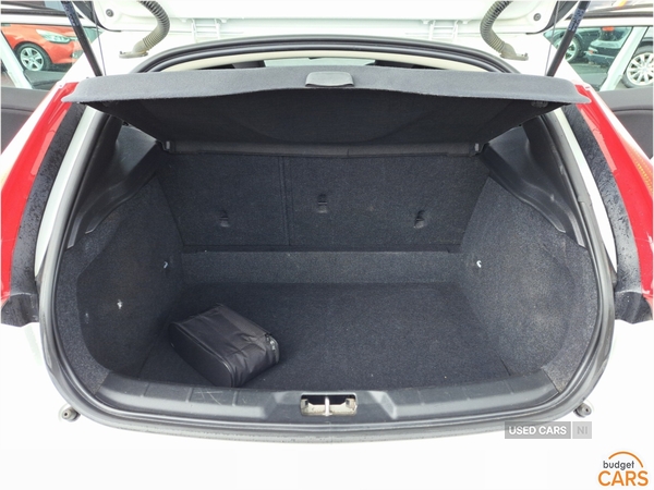 Volvo V40 HATCHBACK in Down