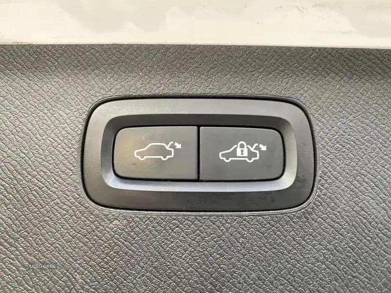 May 2017 Volvo XC90 2.0 D5 PowerPulse R DESIGN 5dr AWD Geartronic