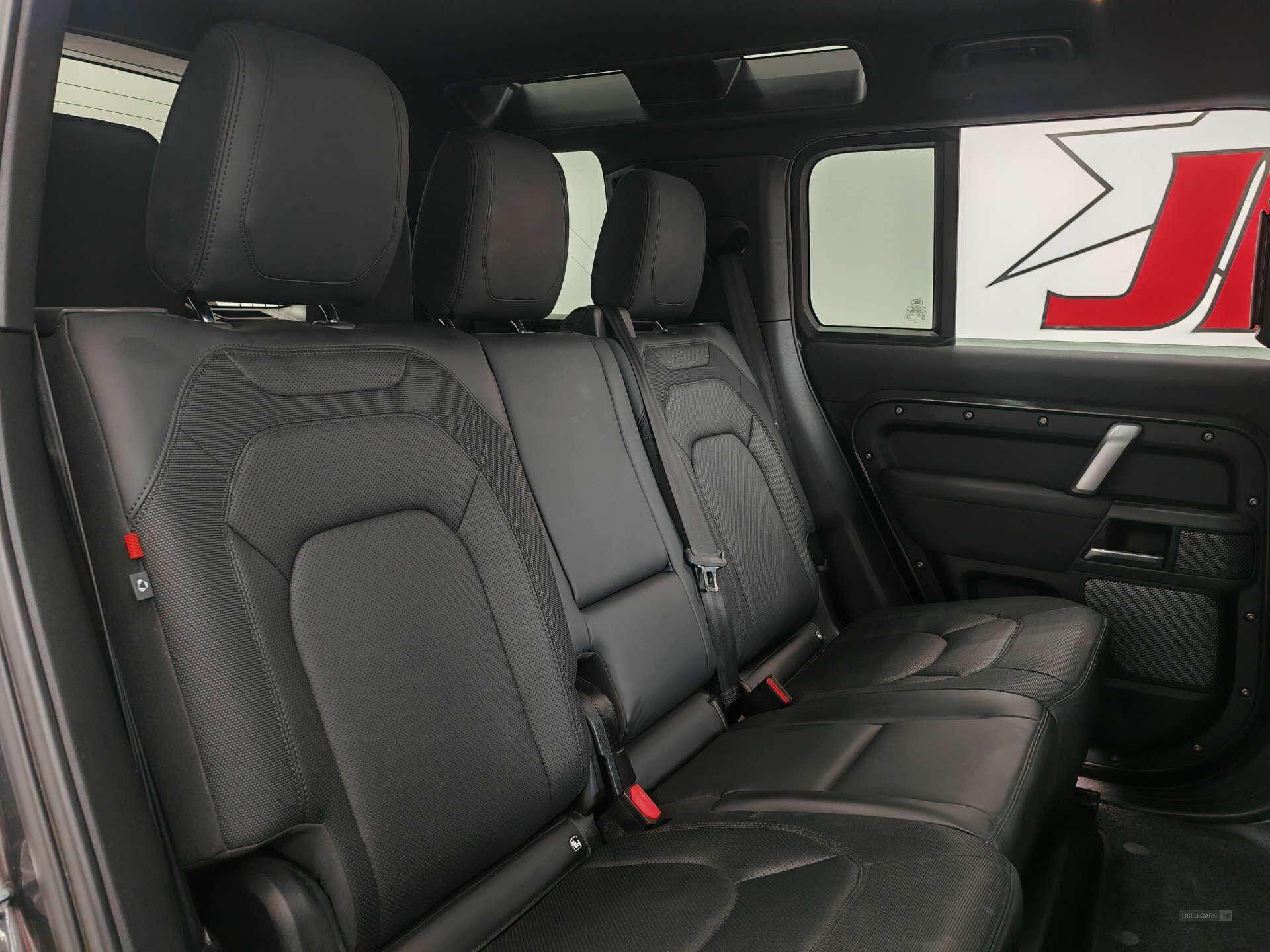 Oct 2022 Land Rover Defender 3.0 D300 X-Dynamic SE 110 5dr Auto [7 Seat]