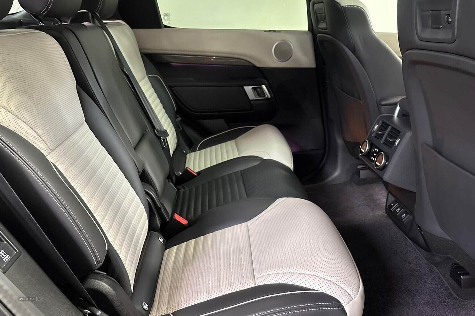 Jun 2022 Land Rover Discovery 3.0 D300 Metropolitan Edition 5Dr Auto
