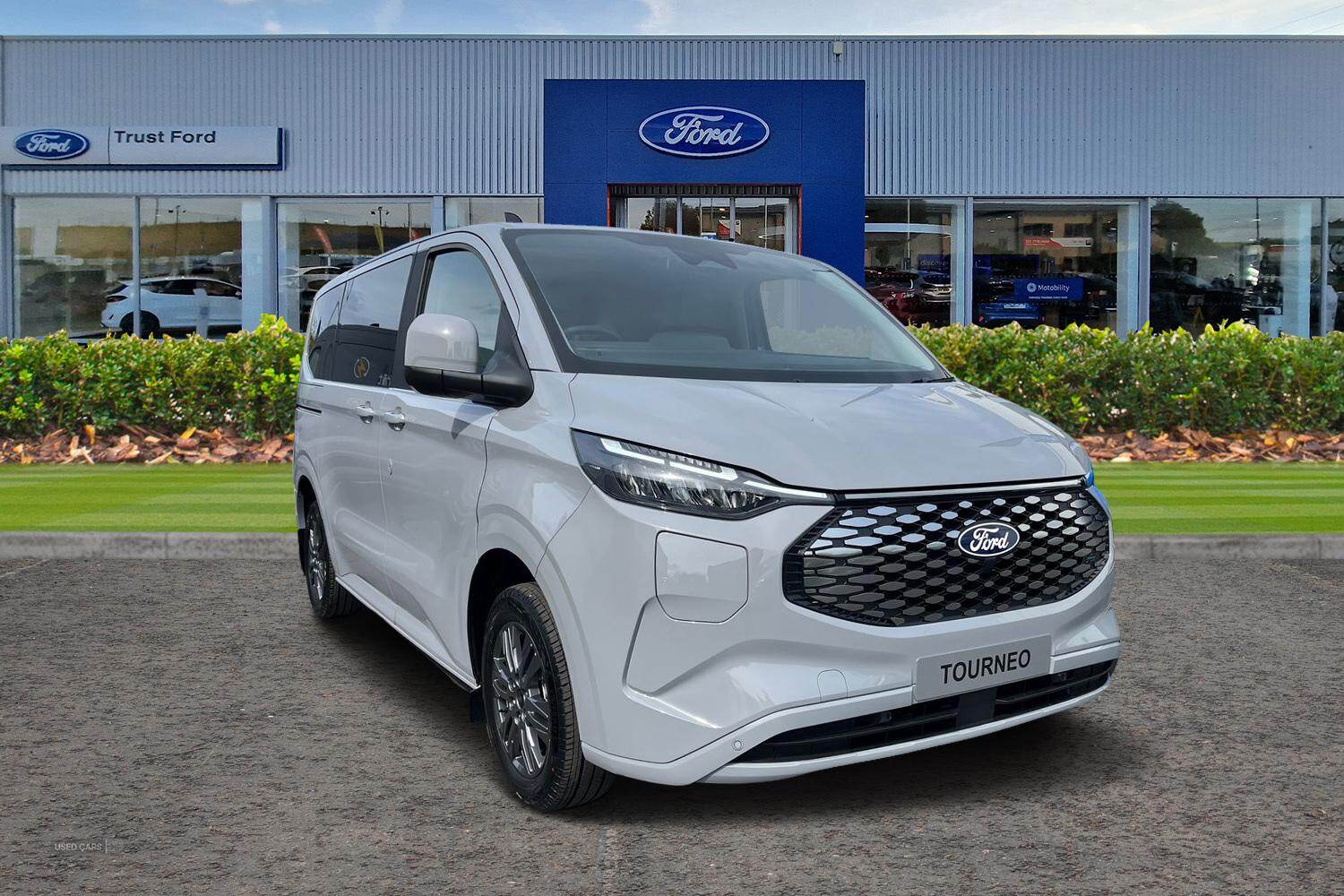 Ford E-TRANSIT TOURNEO CUSTOM 320 Titanium L1 SWB 8 Seat 65kWh 160kw 218PS BEV RWD Low Roof, REAR USB PORTS, IN STOCK
