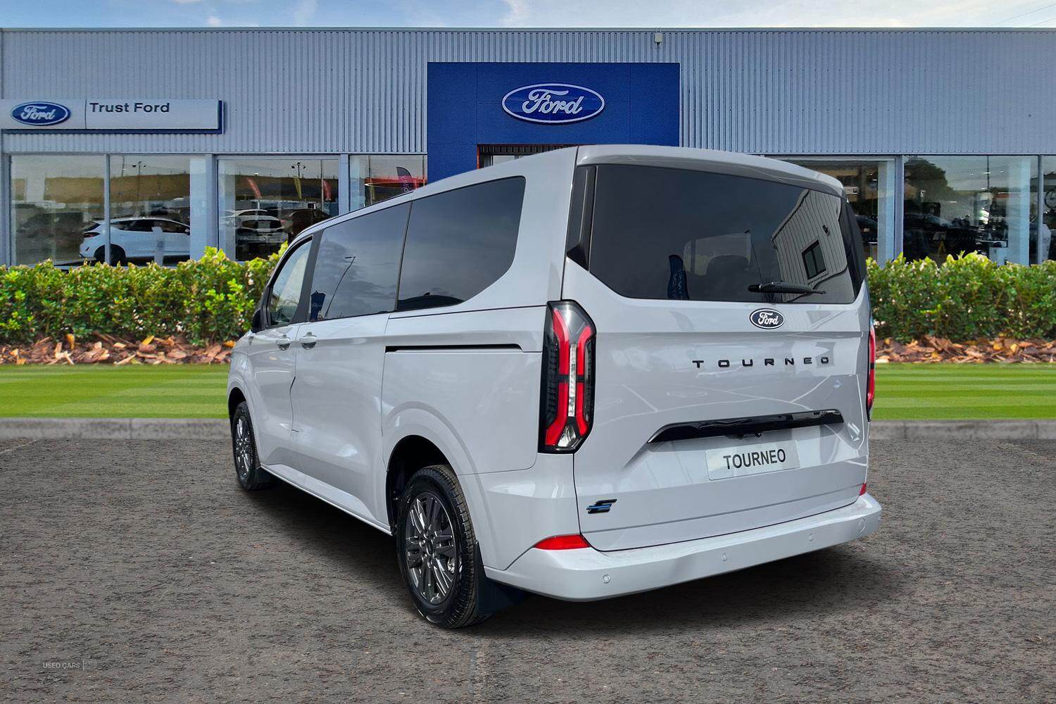 Ford E-TRANSIT TOURNEO CUSTOM 320 Titanium L1 SWB 8 Seat 65kWh 160kw 218PS BEV RWD Low Roof, REAR USB PORTS, IN STOCK