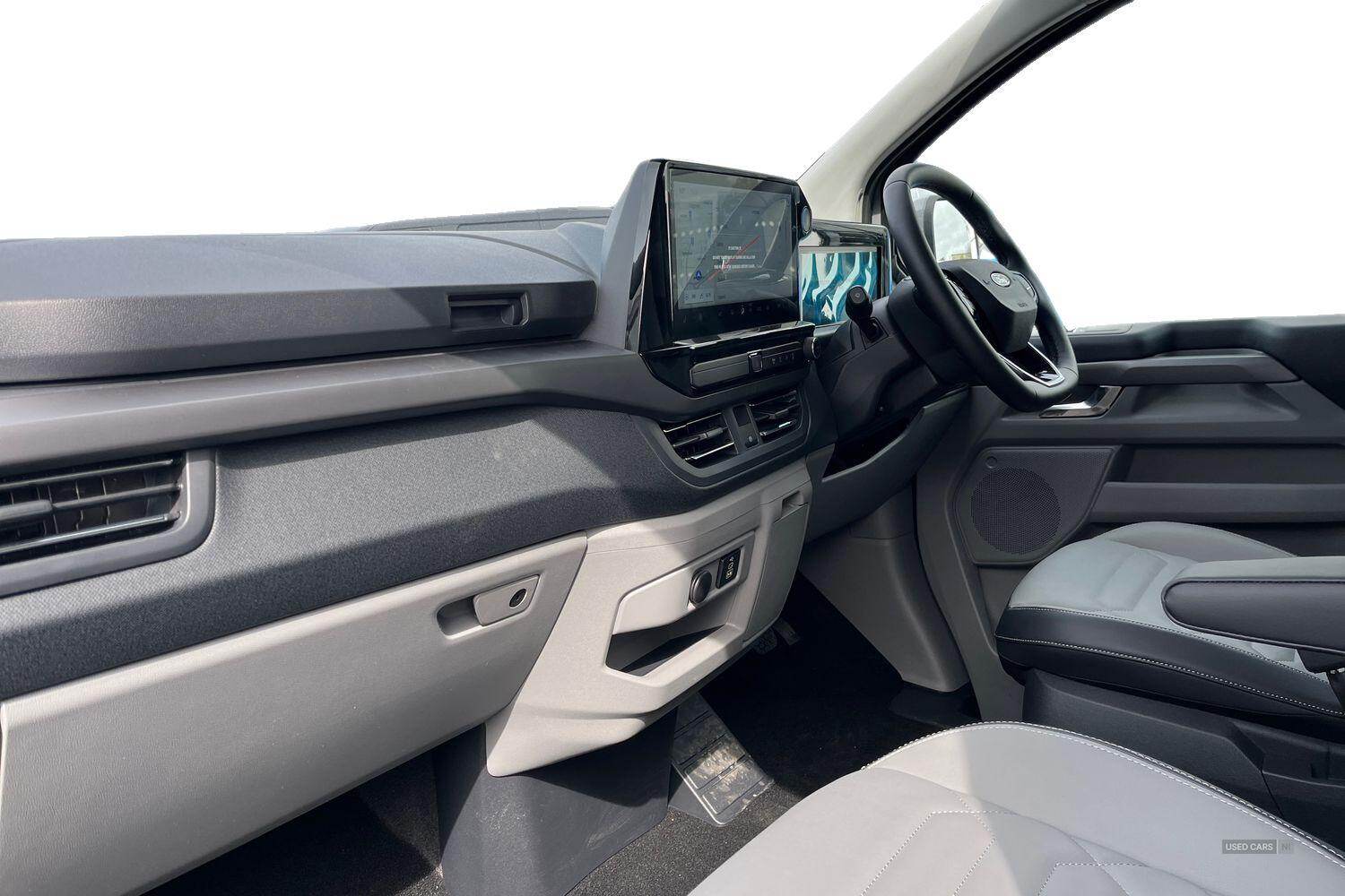 Ford E-TRANSIT TOURNEO CUSTOM 320 Titanium L1 SWB 8 Seat 65kWh 160kw 218PS BEV RWD Low Roof, REAR USB PORTS, IN STOCK