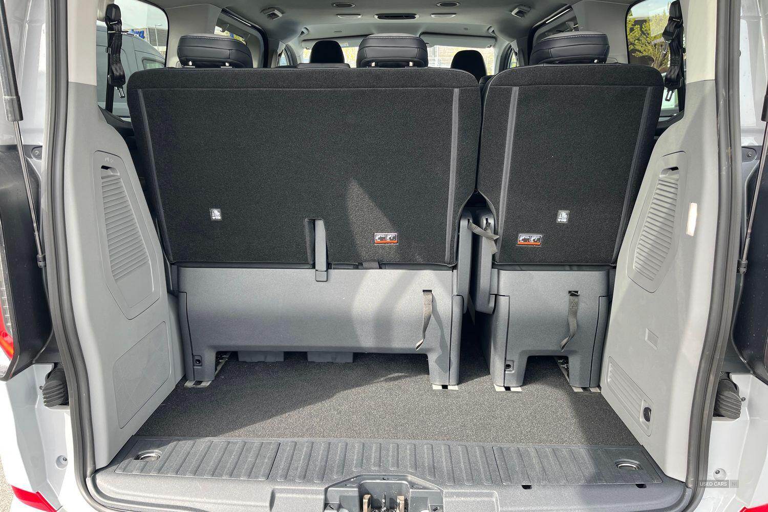 Ford E-TRANSIT TOURNEO CUSTOM 320 Titanium L1 SWB 8 Seat 65kWh 160kw 218PS BEV RWD Low Roof, REAR USB PORTS, IN STOCK
