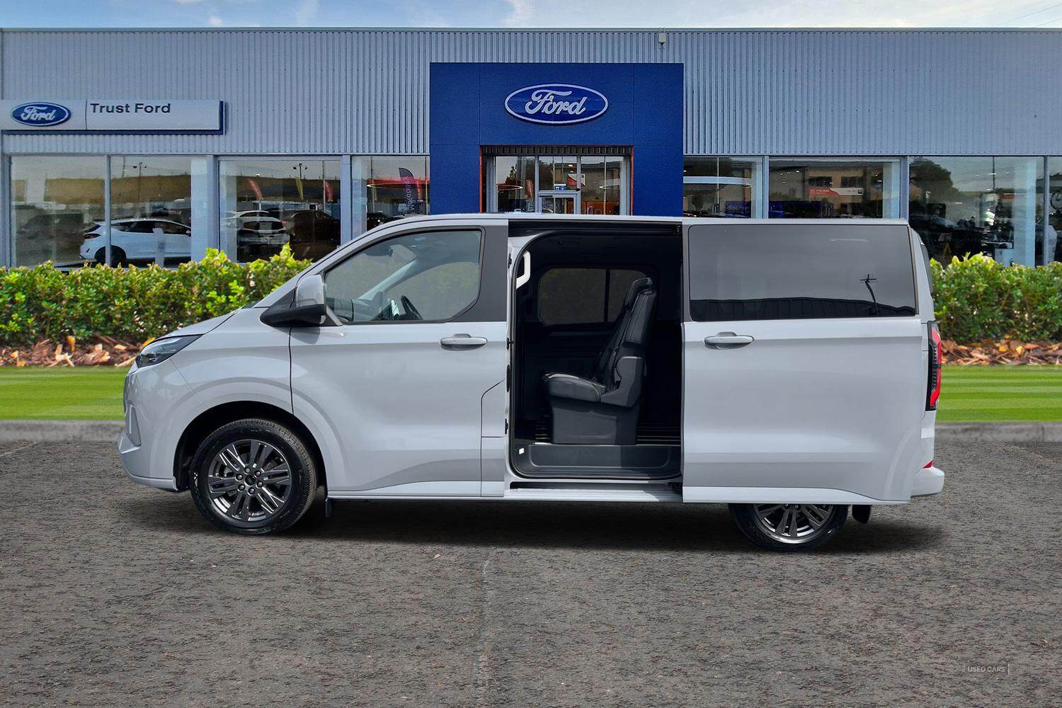 Ford E-TRANSIT TOURNEO CUSTOM 320 Titanium L1 SWB 8 Seat 65kWh 160kw 218PS BEV RWD Low Roof, REAR USB PORTS, IN STOCK
