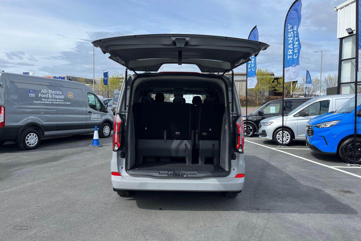 Ford E-TRANSIT TOURNEO CUSTOM 320 Titanium L1 SWB 8 Seat 65kWh 160kw 218PS BEV RWD Low Roof, REAR USB PORTS, IN STOCK
