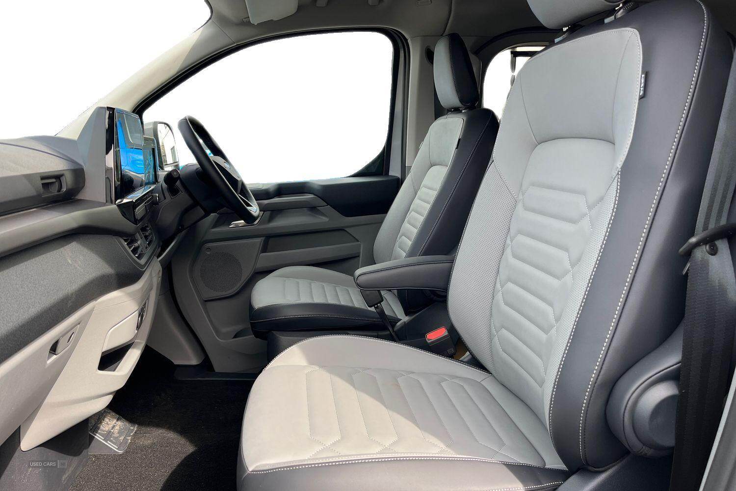 Ford E-TRANSIT TOURNEO CUSTOM 320 Titanium L1 SWB 8 Seat 65kWh 160kw 218PS BEV RWD Low Roof, REAR USB PORTS, IN STOCK
