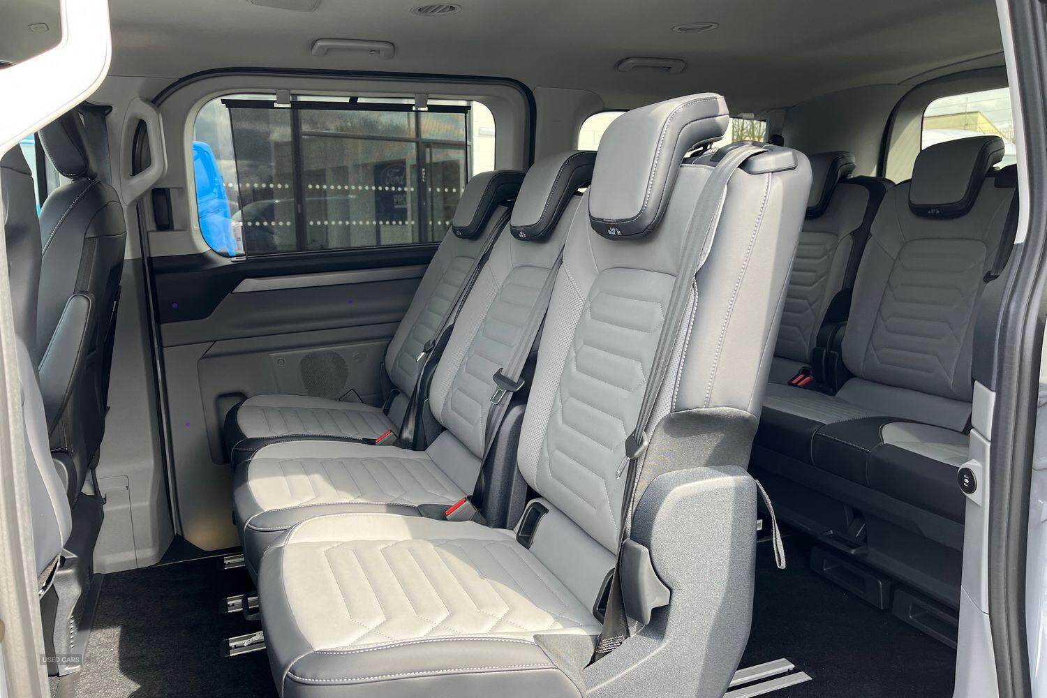 Ford E-TRANSIT TOURNEO CUSTOM 320 Titanium L1 SWB 8 Seat 65kWh 160kw 218PS BEV RWD Low Roof, REAR USB PORTS, IN STOCK