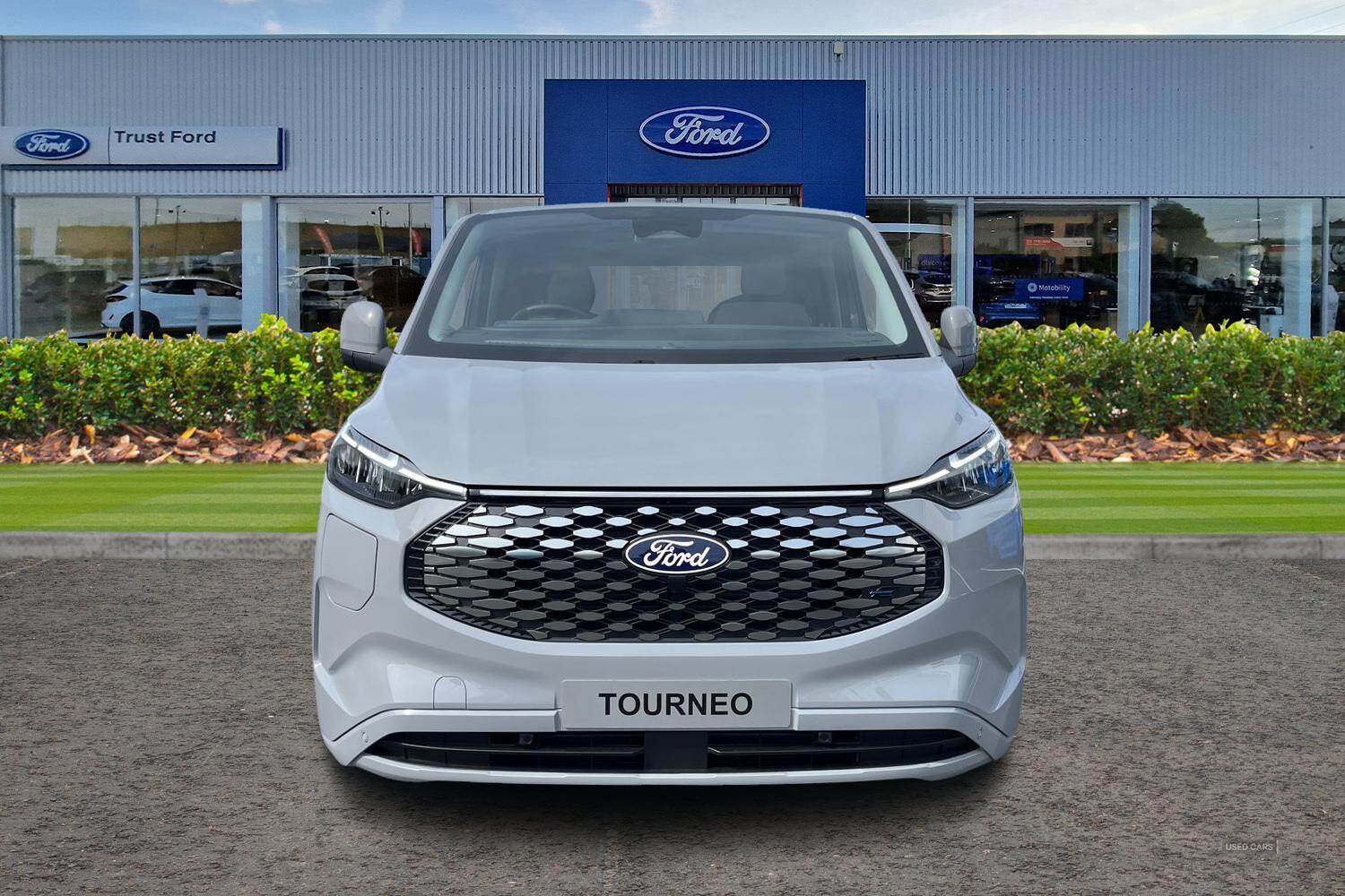 Ford E-TRANSIT TOURNEO CUSTOM 320 Titanium L1 SWB 8 Seat 65kWh 160kw 218PS BEV RWD Low Roof, REAR USB PORTS, IN STOCK