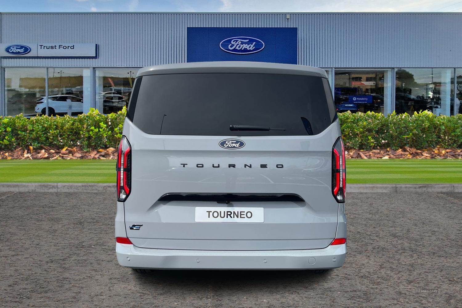 Ford E-TRANSIT TOURNEO CUSTOM 320 Titanium L1 SWB 8 Seat 65kWh 160kw 218PS BEV RWD Low Roof, REAR USB PORTS, IN STOCK