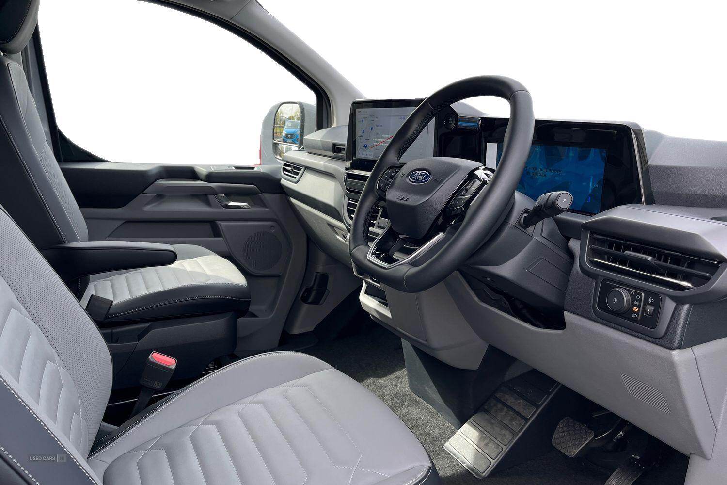 Ford E-TRANSIT TOURNEO CUSTOM 320 Titanium L1 SWB 8 Seat 65kWh 160kw 218PS BEV RWD Low Roof, REAR USB PORTS, IN STOCK