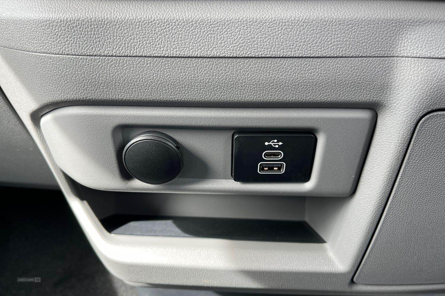 Ford E-TRANSIT TOURNEO CUSTOM 320 Titanium L1 SWB 8 Seat 65kWh 160kw 218PS BEV RWD Low Roof, REAR USB PORTS, IN STOCK