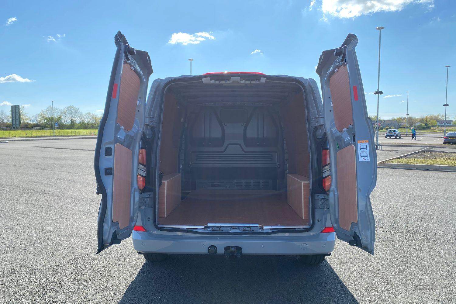 Ford Transit Custom 320 Limited L1 SWB FWD 2.0 EcoBlue 170ps AUTO Low Roof, INTEGRATED AND FOLDABLE ROOF RACK, FIXED TOW BAR