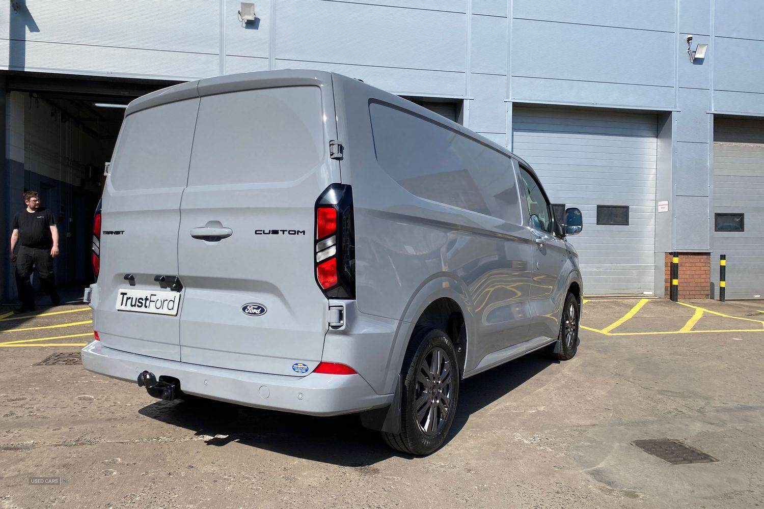 Ford Transit Custom 320 Limited L1 SWB FWD 2.0 EcoBlue 170ps AUTO Low Roof, INTEGRATED AND FOLDABLE ROOF RACK, FIXED TOW BAR