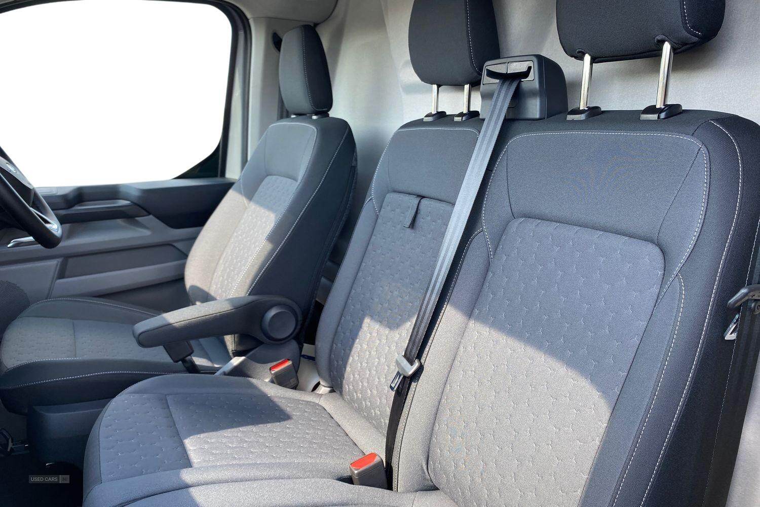 Ford Transit Custom 320 Limited L1 SWB FWD 2.0 EcoBlue 170ps AUTO Low Roof, INTEGRATED AND FOLDABLE ROOF RACK, FIXED TOW BAR