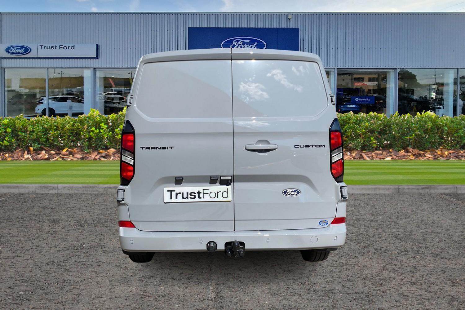 Ford Transit Custom 320 Limited L1 SWB FWD 2.0 EcoBlue 170ps AUTO Low Roof, INTEGRATED AND FOLDABLE ROOF RACK, FIXED TOW BAR