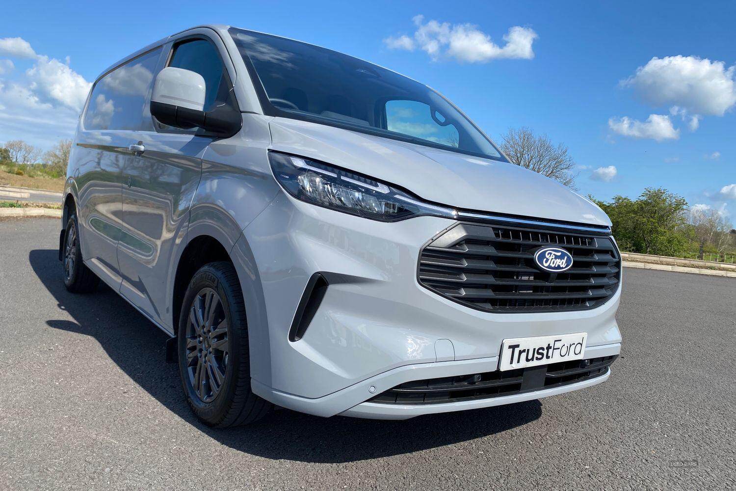Ford Transit Custom 320 Limited L1 SWB FWD 2.0 EcoBlue 170ps AUTO Low Roof, INTEGRATED AND FOLDABLE ROOF RACK, FIXED TOW BAR