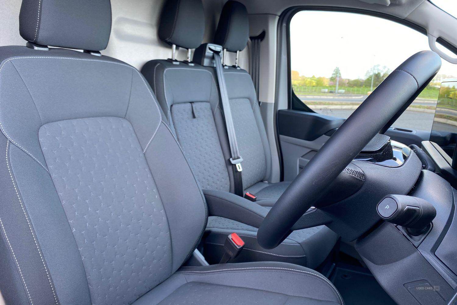 Ford Transit Custom 320 Limited L1 SWB FWD 2.0 EcoBlue 170ps AUTO Low Roof, INTEGRATED AND FOLDABLE ROOF RACK, FIXED TOW BAR