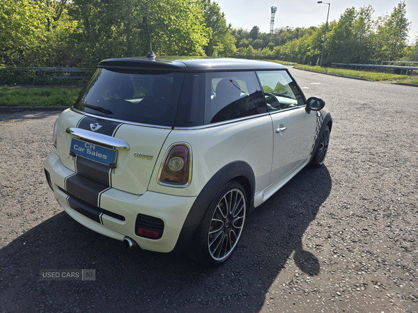 MINI Hatch in Down