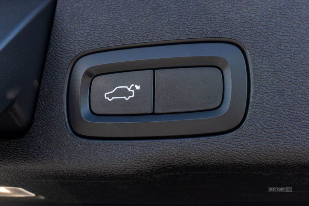 Apr 2021 Volvo XC60 2.0 B5D R DESIGN 5dr AWD Geartronic