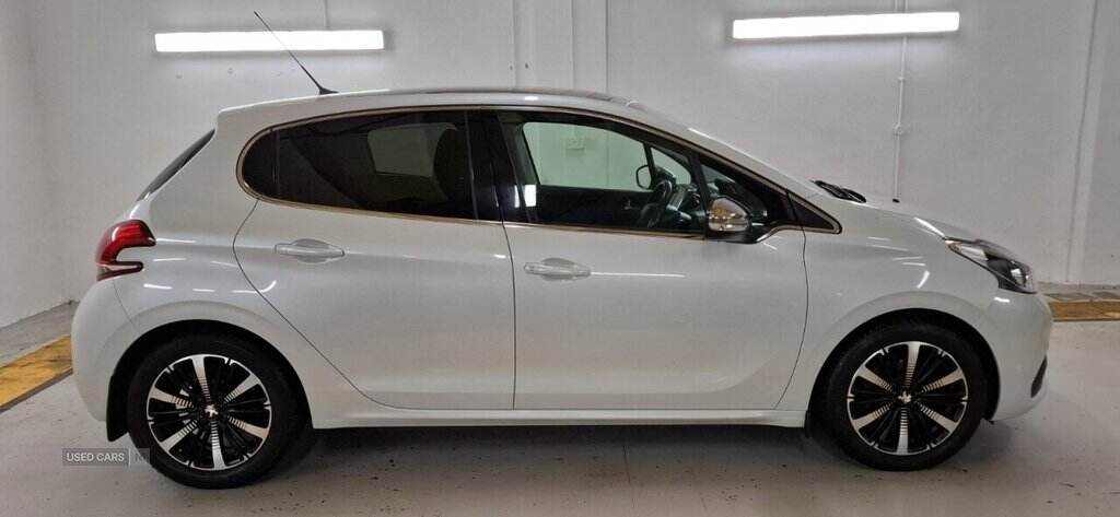 Jun 2018 Peugeot 208 1.2 PureTech Allure Premium 5dr