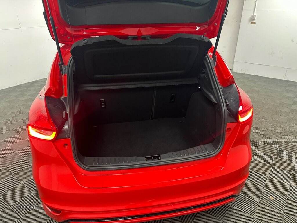 Feb 2018 Ford Focus 1.0 EcoBoost 140 ST-Line Navigation 5dr