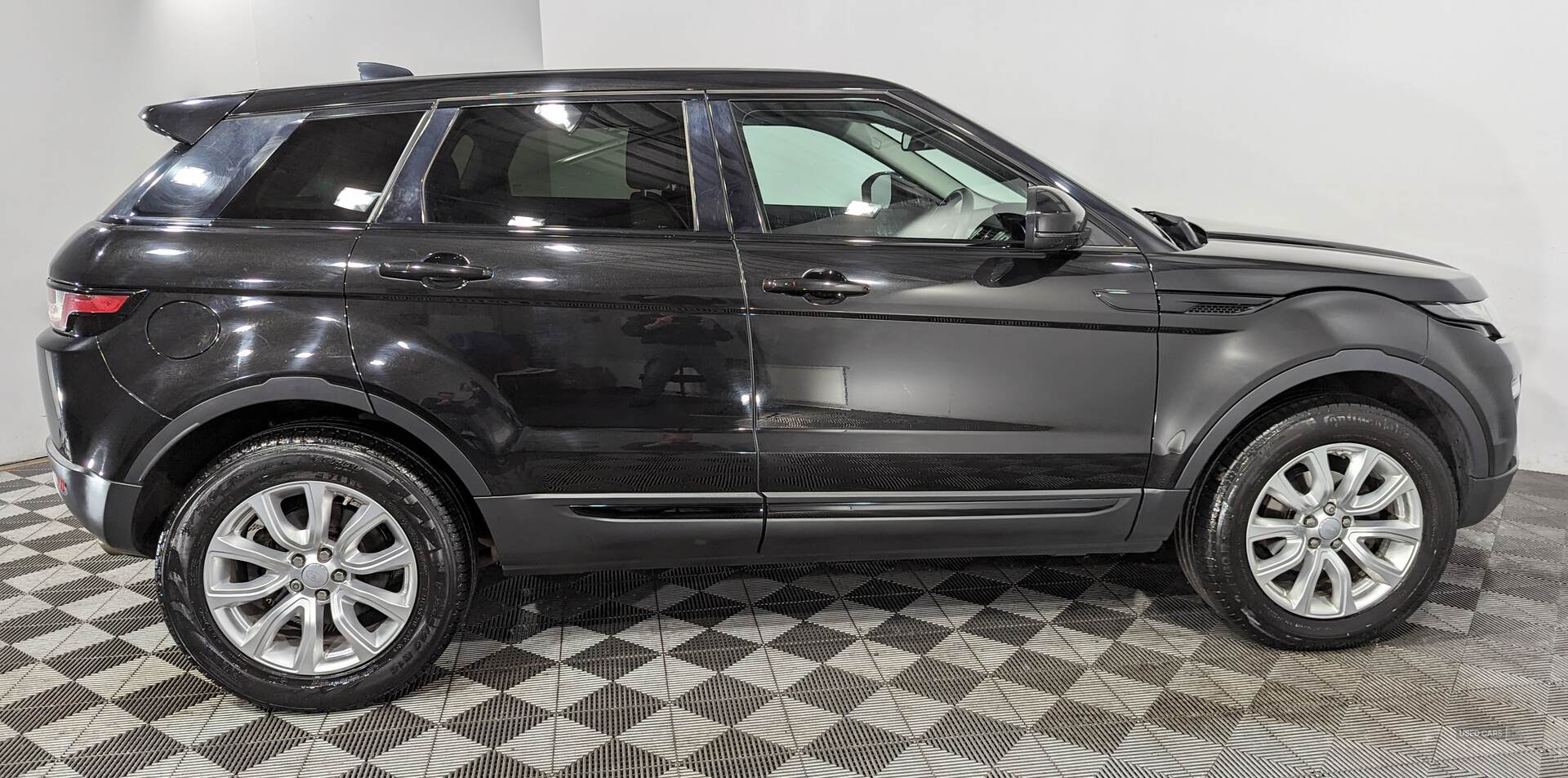 Apr 2017 Land Rover Range Rover Evoque 2.0 eD4 SE Tech 5dr 2WD