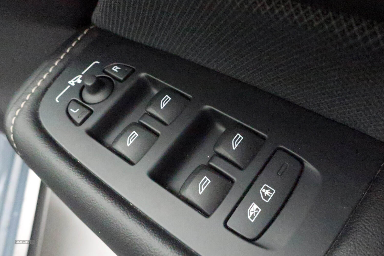Nov 2021 Volvo XC60 2.0 B5P R DESIGN 5dr AWD Geartronic