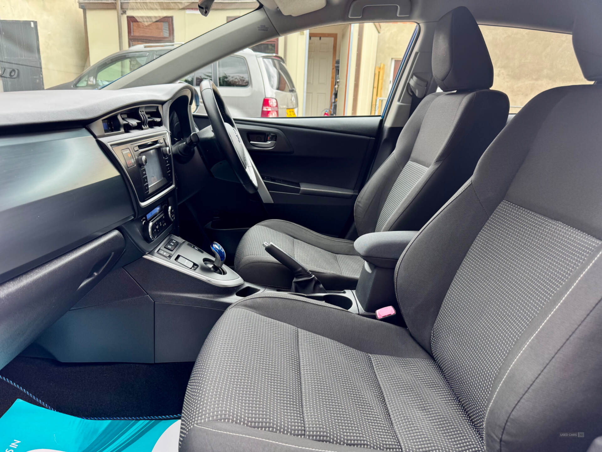 Oct 2013 Toyota Auris 1.8 VVTi Hybrid Icon 5dr CVT Auto