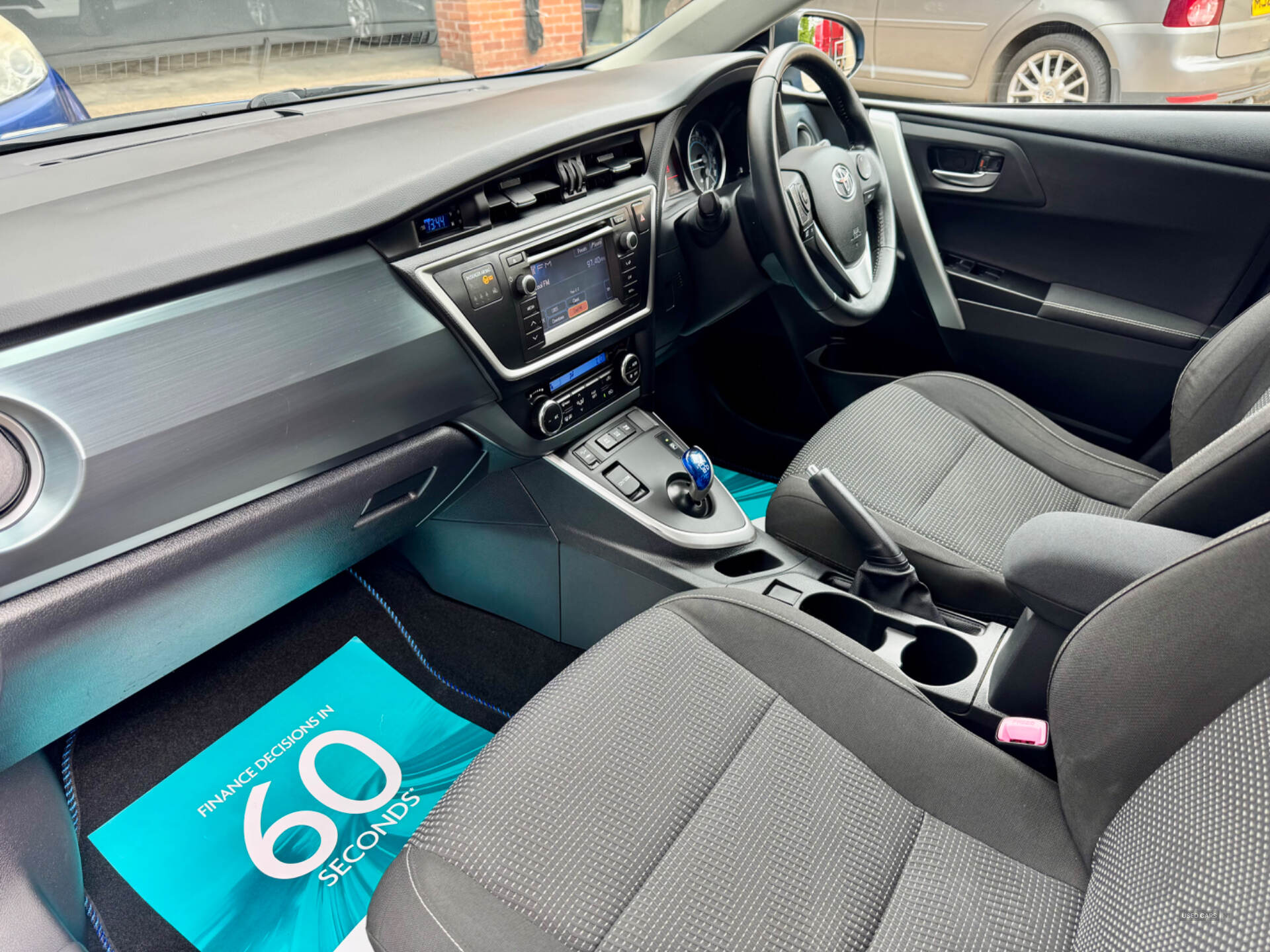 Oct 2013 Toyota Auris 1.8 VVTi Hybrid Icon 5dr CVT Auto