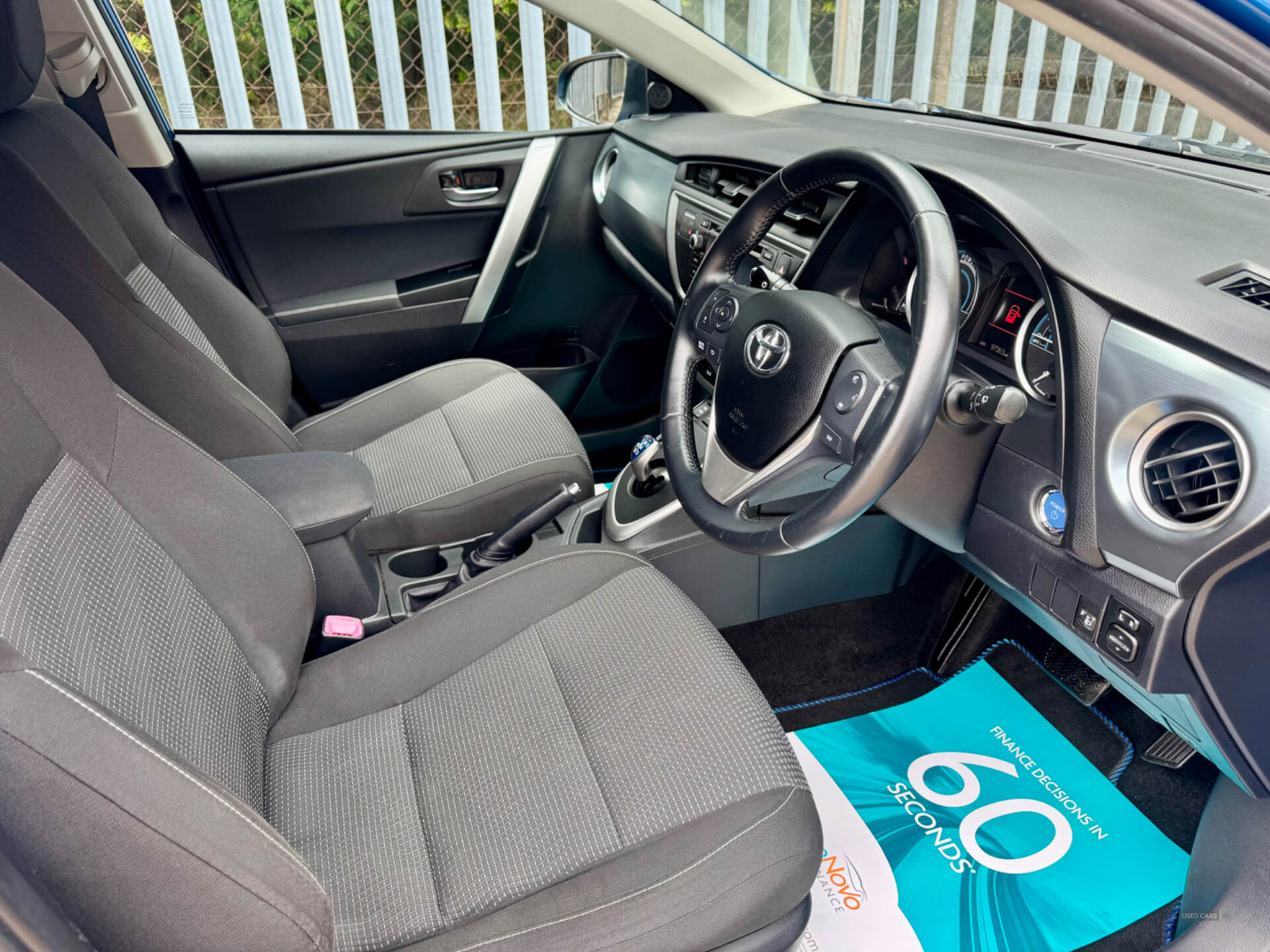 Oct 2013 Toyota Auris 1.8 VVTi Hybrid Icon 5dr CVT Auto
