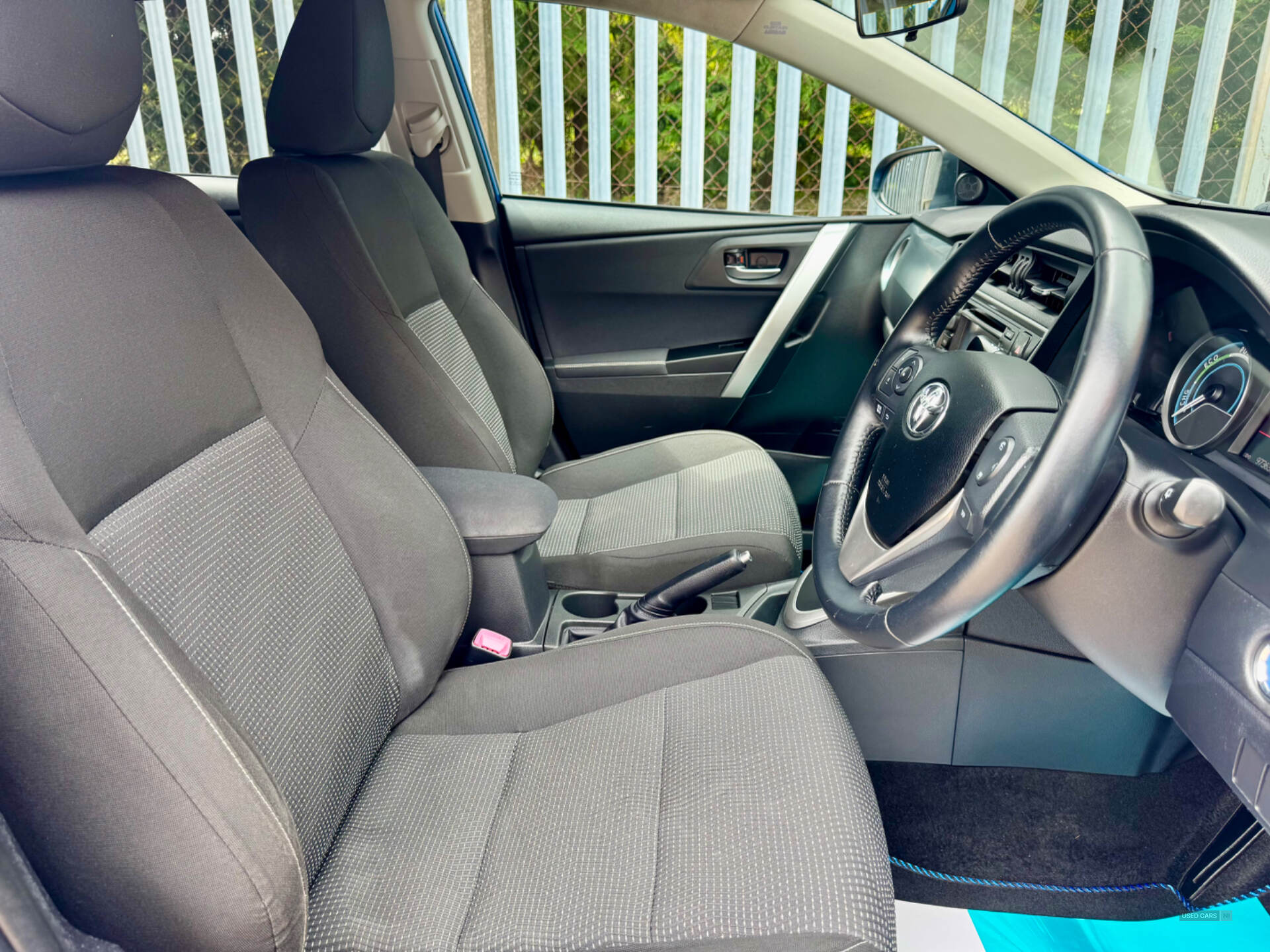 Oct 2013 Toyota Auris 1.8 VVTi Hybrid Icon 5dr CVT Auto