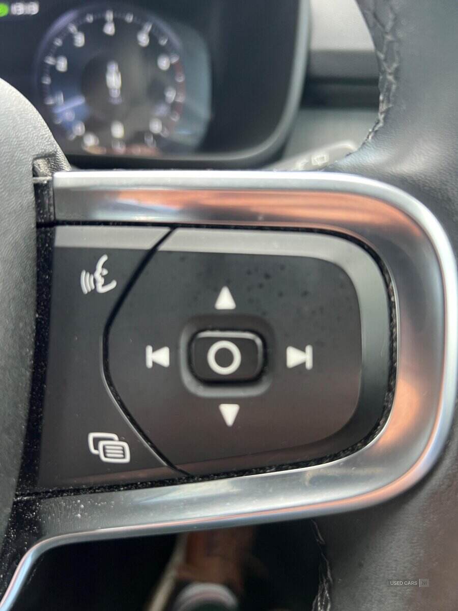 Dec 2021 Volvo XC40 2.0 B4P Inscription Pro 5dr Auto [7 speed]
