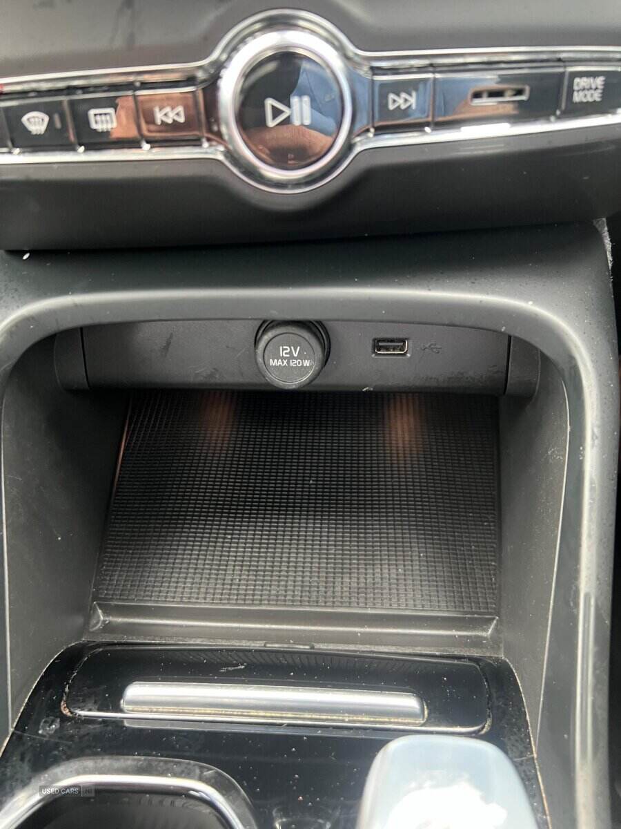 Dec 2021 Volvo XC40 2.0 B4P Inscription Pro 5dr Auto [7 speed]