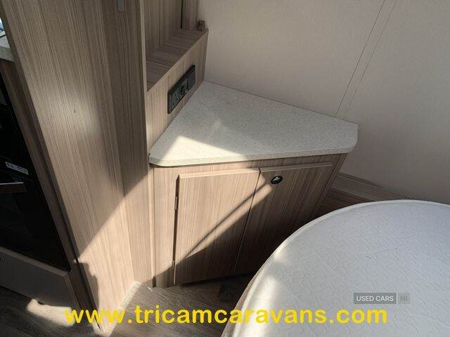 2019 Coachman Pastiche 575/4, Transverse Island Bed
