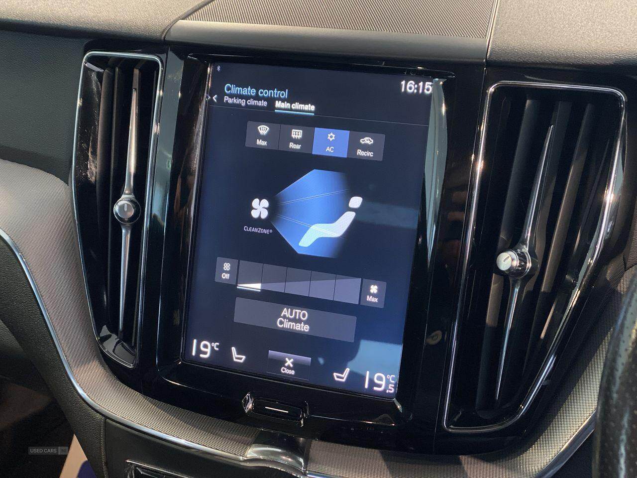 Oct 2018 Volvo XC60 2.0 D4 R DESIGN 5dr AWD Geartronic
