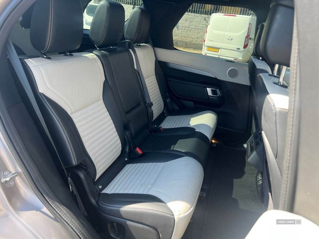 Mar 2023 Land Rover Discovery 3.0 D300 R-Dynamic SE 5dr Auto