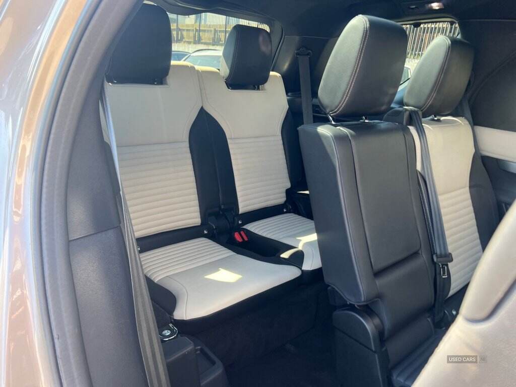 Mar 2023 Land Rover Discovery 3.0 D300 R-Dynamic SE 5dr Auto